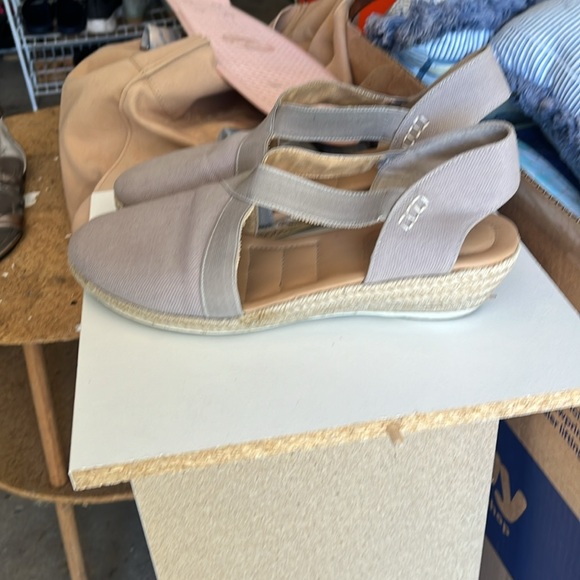 Me Too gray canvas, low heel, super comfy size 10 shoes - Picture 5 of 6